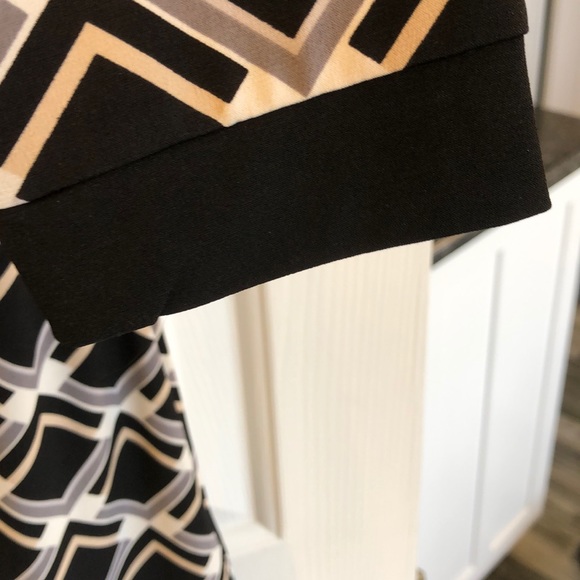 Black v neck dress. - Picture 5 of 9